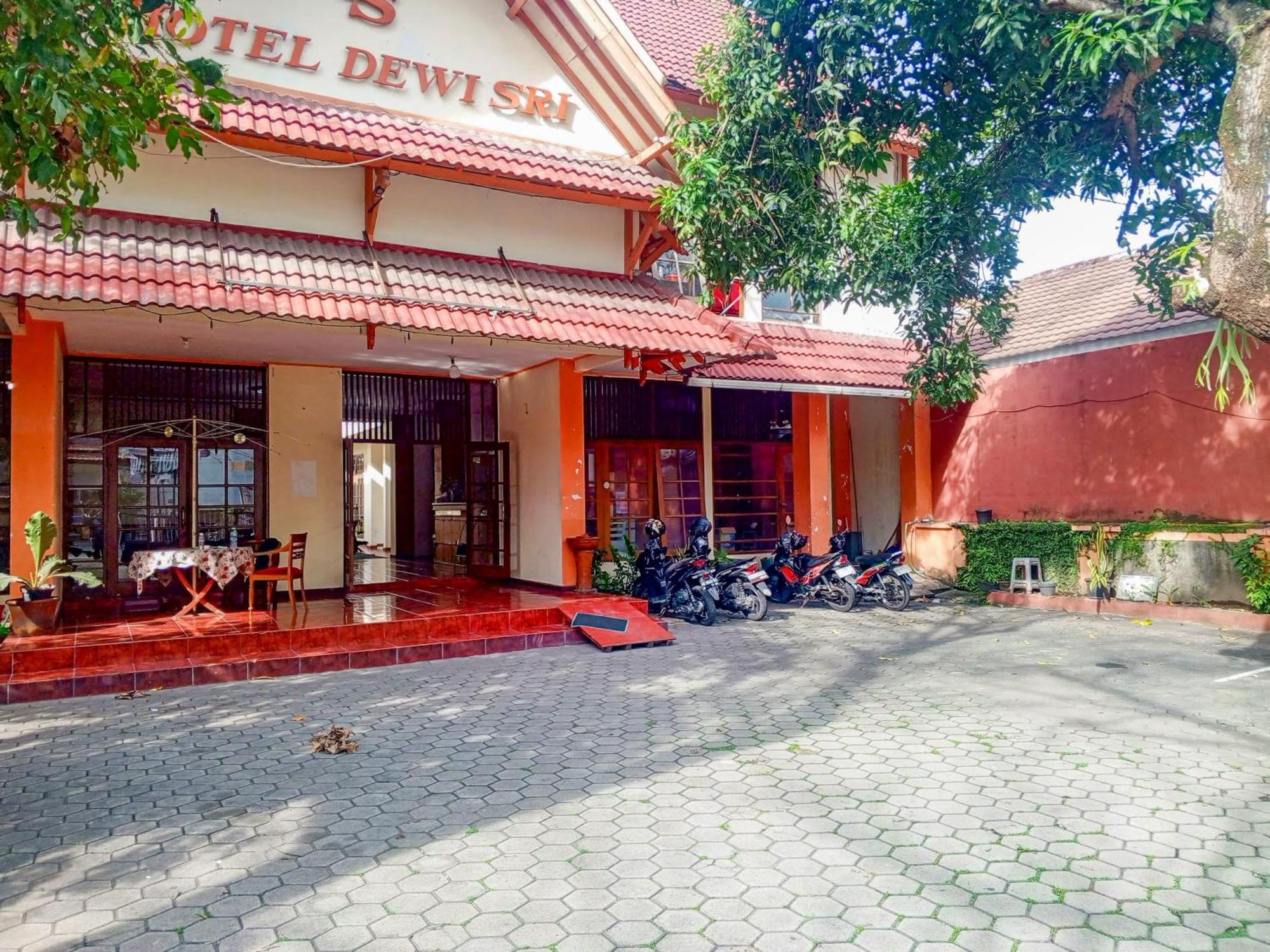 Dewi Sri Redpartner Hotel